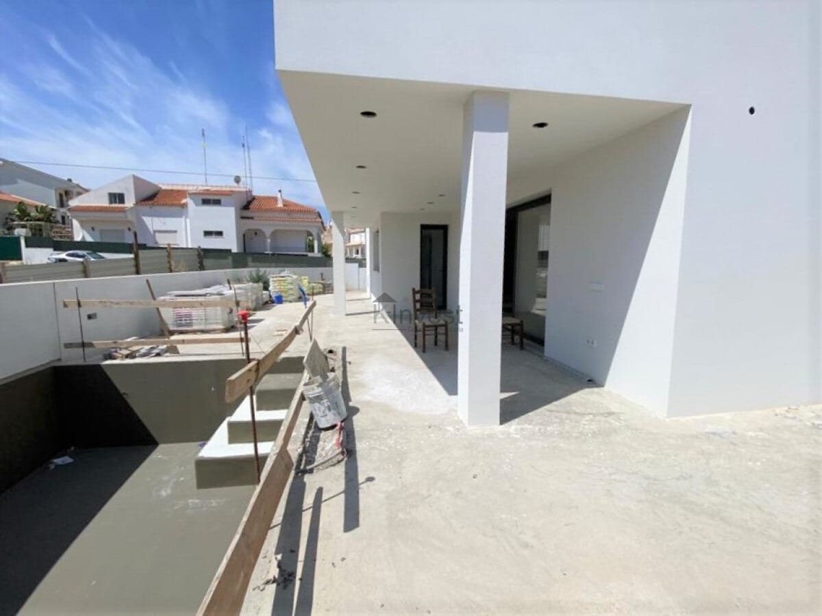 Moradia T4 independente com piscina em construção , Portimão 