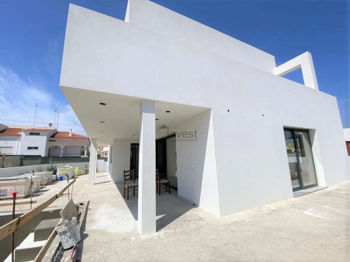Moradia T4 independente com piscina em construção , Portimão