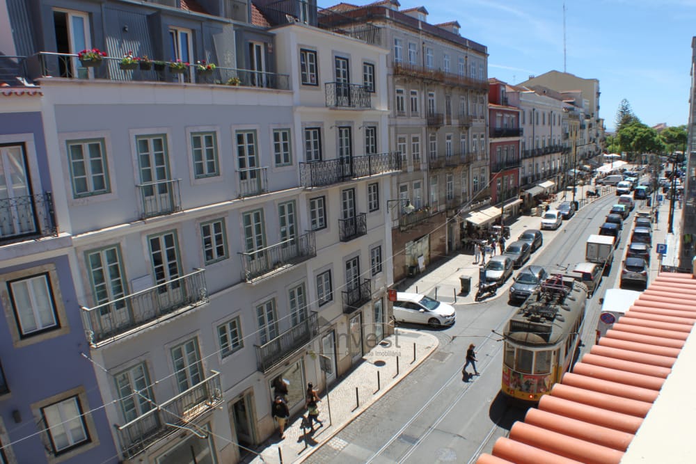 Apartamento T4 com logradouro junto ao Largo da Graça, Lisboa