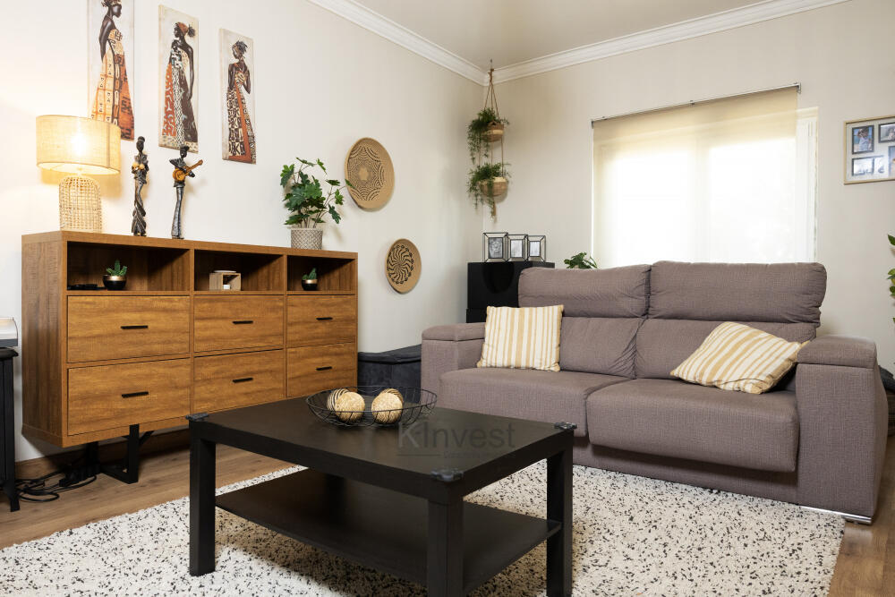 Moradia T3+1 com Garagem, Anexo e Cozinha Exterior, Famões, Odivelas
