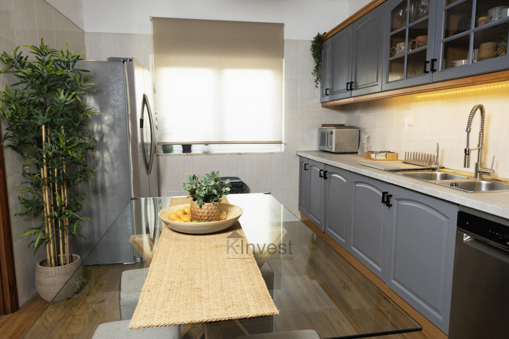 Moradia T3+1 com Garagem, Anexo e Cozinha Exterior, Famões, Odivelas