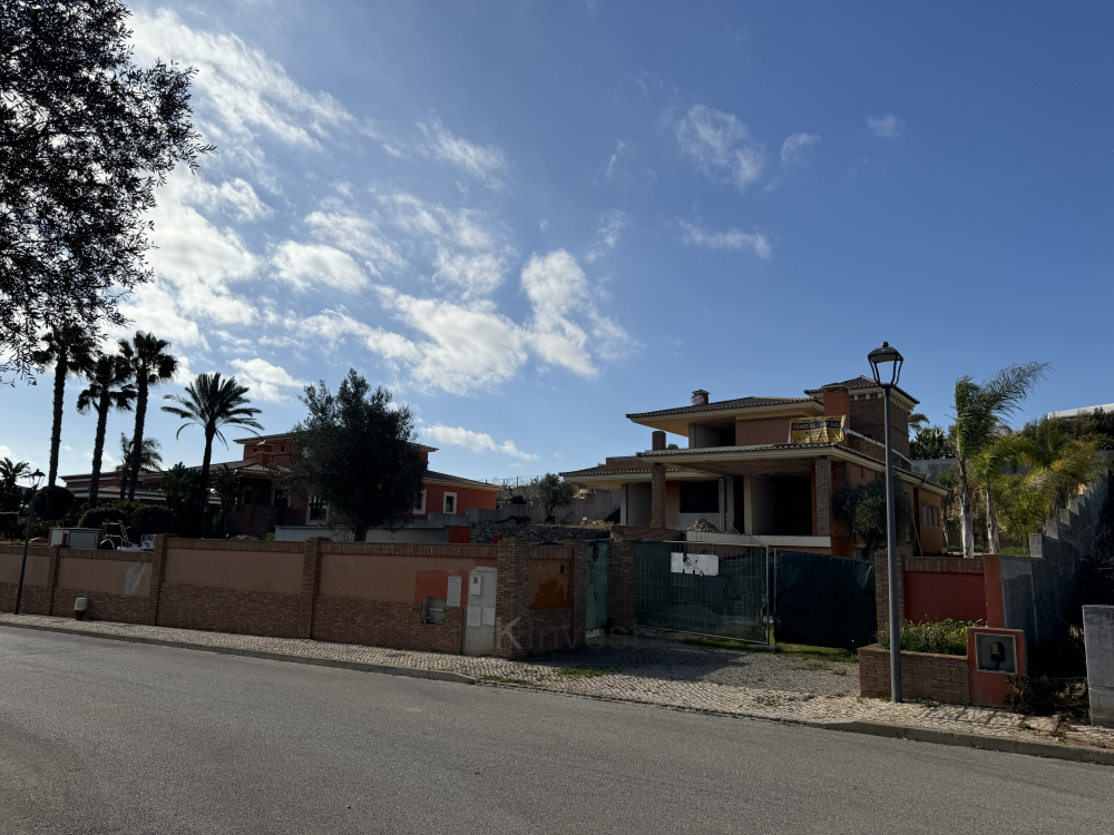 Terreno com Casa para Reabilitar e Projeto Aprovado - Porto de Mós, Lagos - K-Invest