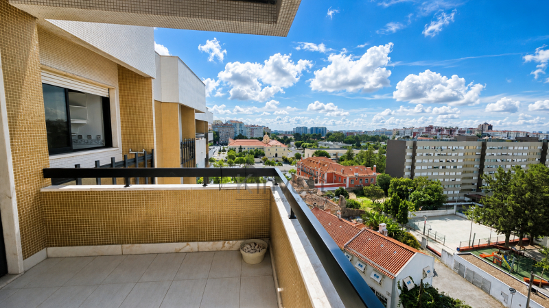 Apartamento T2 Com Terraço , Estacionamento Elevador  em  Carnide