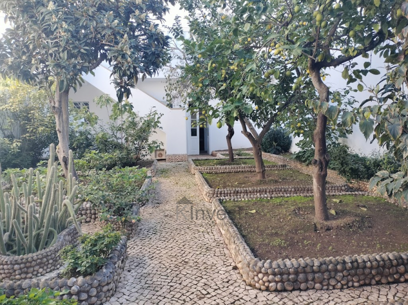 Moradia T4 Remodelada com Jardim e Garagem - Portimão