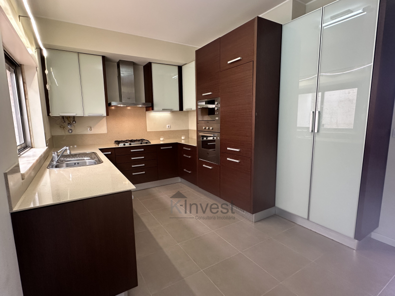T3 Duplex com Vista Castelo, Serra e Mar – Condomínio Fechado em Sesimbra